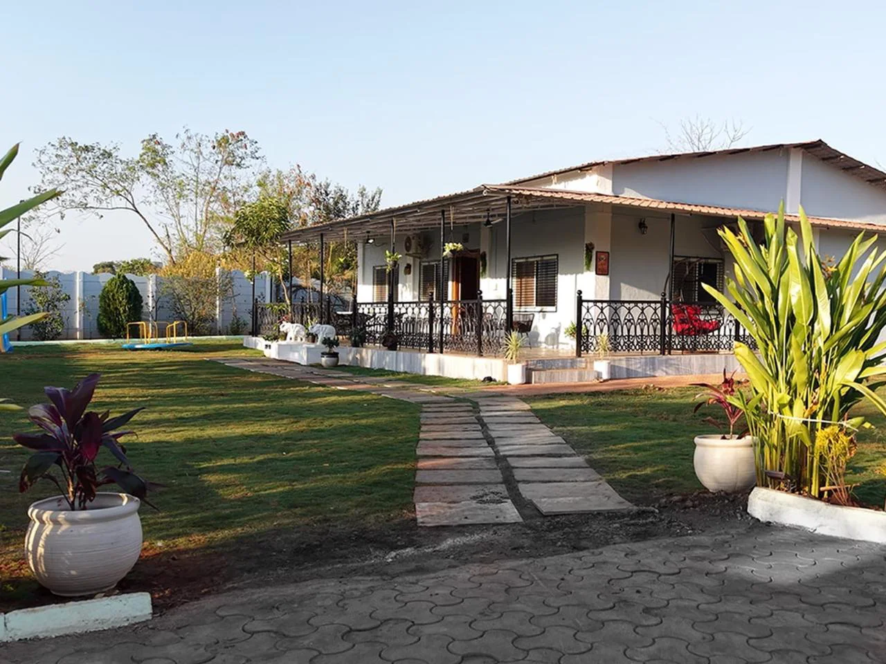 Large Lawn Garden 1